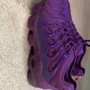 Brand new solid purple colored sneakers by Jolimall